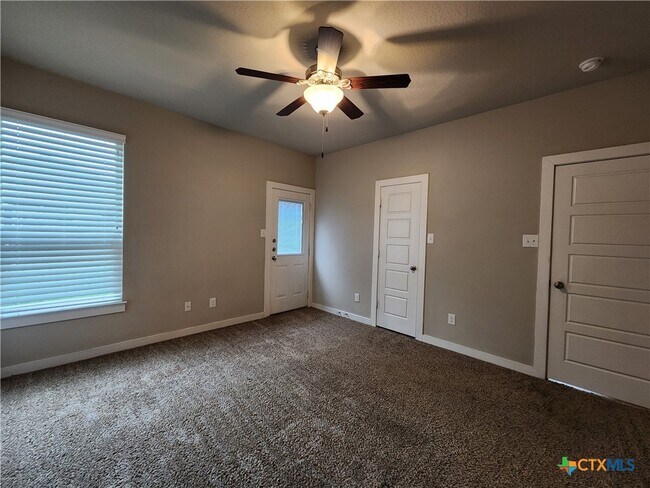 Building Photo - 506 Creekside Frst