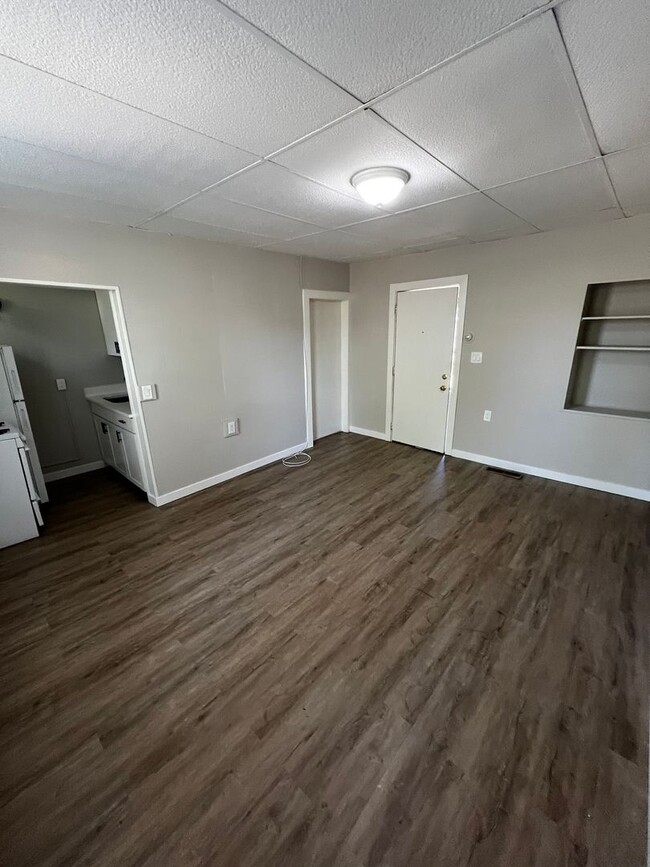 Building Photo - Main Level 1 Bed, 1 Bath Apartment in Old ...