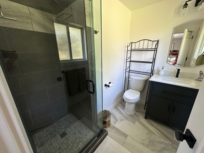 Building Photo - Luxury Furnished Rental in Milwaukie