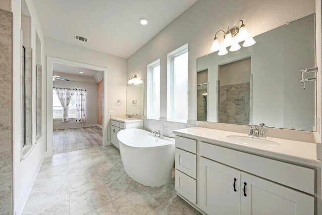 Building Photo - 1104 Almeria Bend
