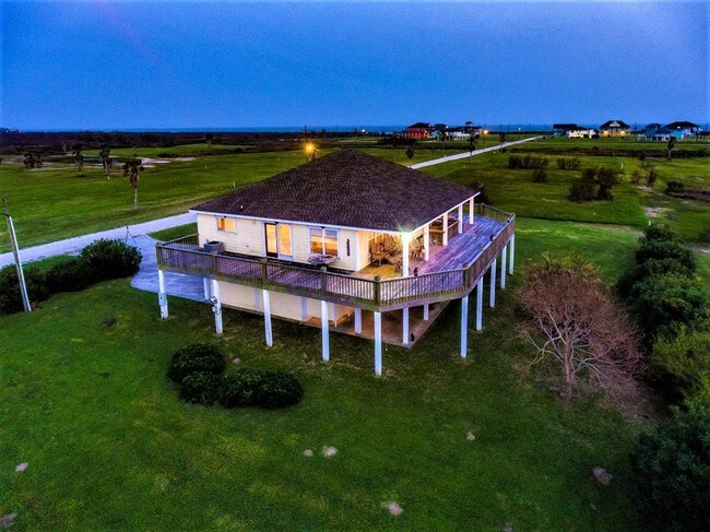 Building Photo - 909 Rancho Caribe Dr