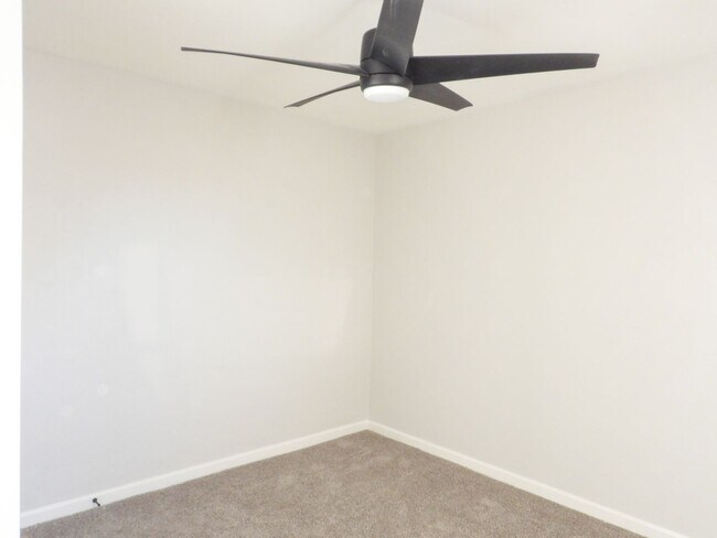 Building Photo - Close to Downtown 3 Bed 2 Bath with Fenced Backyard