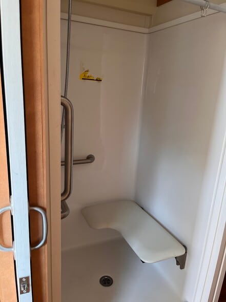 Handicap Accessible Shower - 52 Meadowview Ln