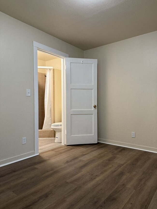 Building Photo - Sweet 2/1 Available NOW!!!