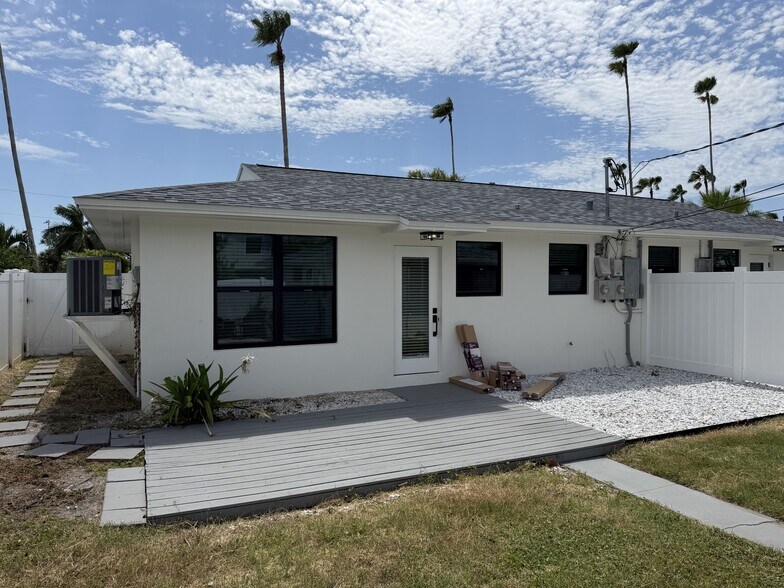 Building Photo - 2 Bed/1 Bath - Unit 2