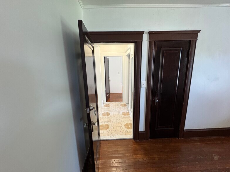 Building Photo - 653 Pleasant Valley Pky