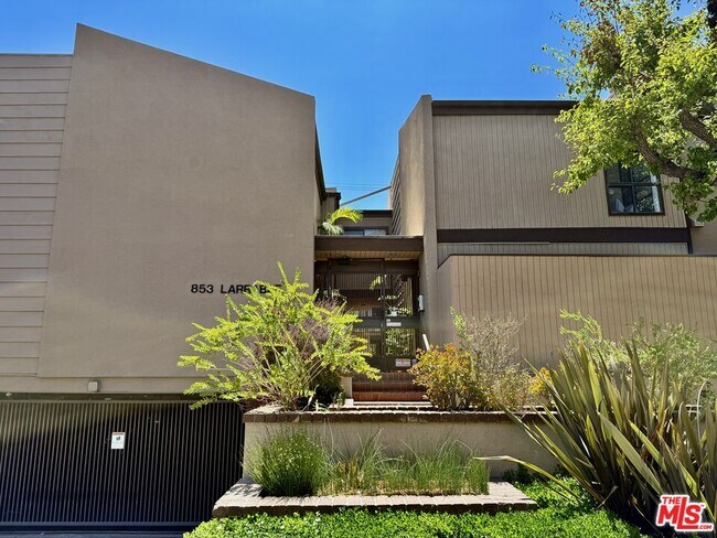Building Photo - 853 Larrabee St