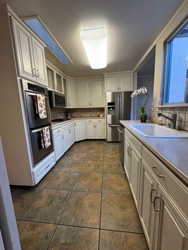 Building Photo - Elegant Geneva Heights Family Home