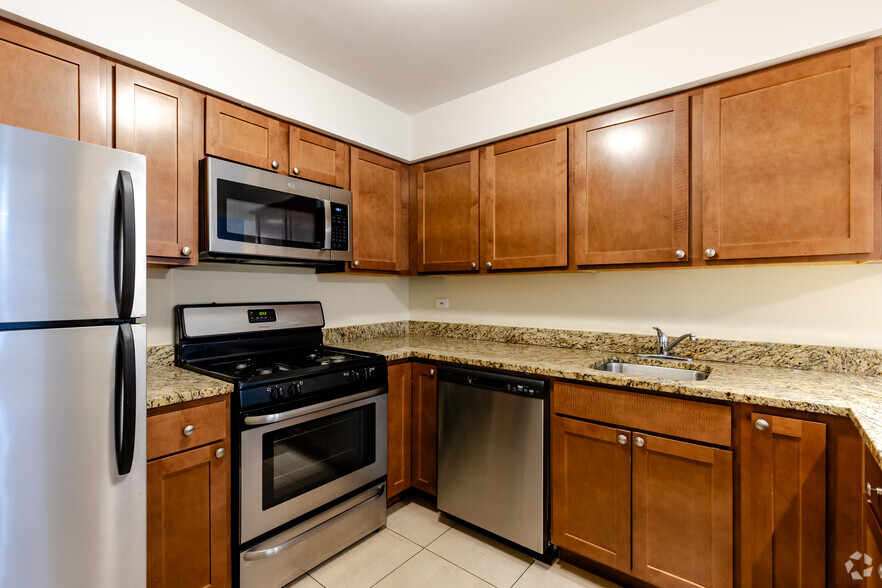 2BR, 2BA - Kitchen - Barrington Lakes Apartments