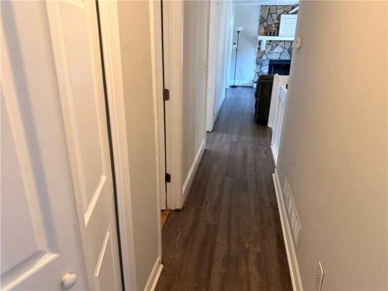 Building Photo - 1424 Shadowbrook Dr