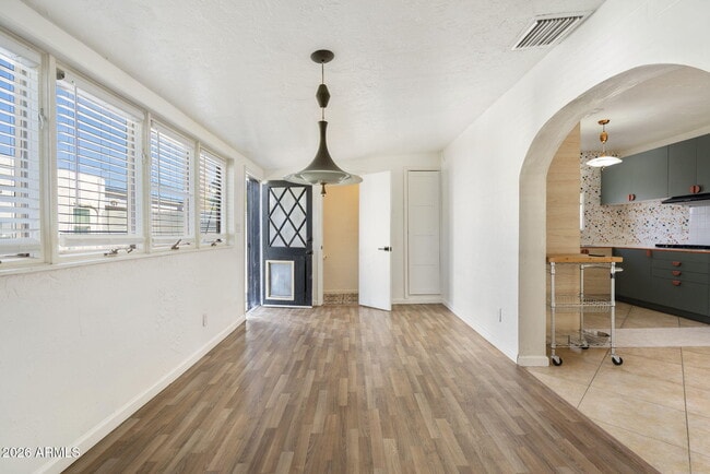 Building Photo - 930 E Whitton Ave