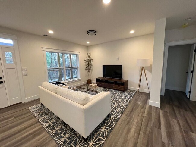 Building Photo - Farmhouse-Style Home in Fairview