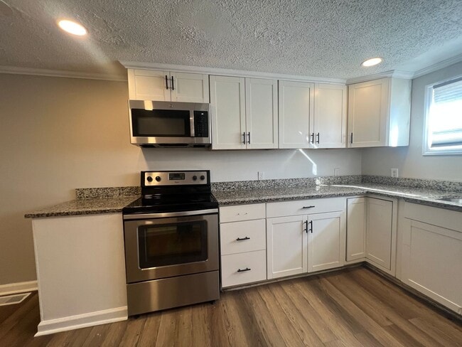 Building Photo - **MOVE-IN Special $500 off the 1st full month's rent with lease signed by 12/10/25**