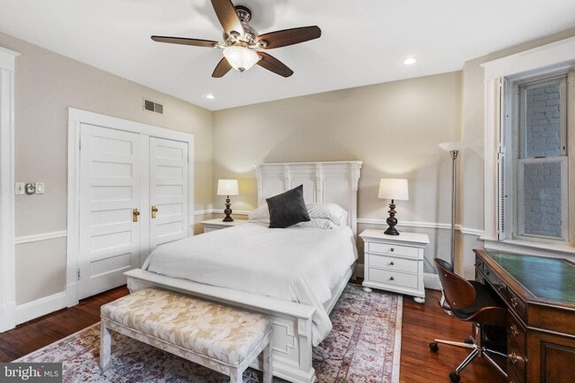 Building Photo - 145 D St SE