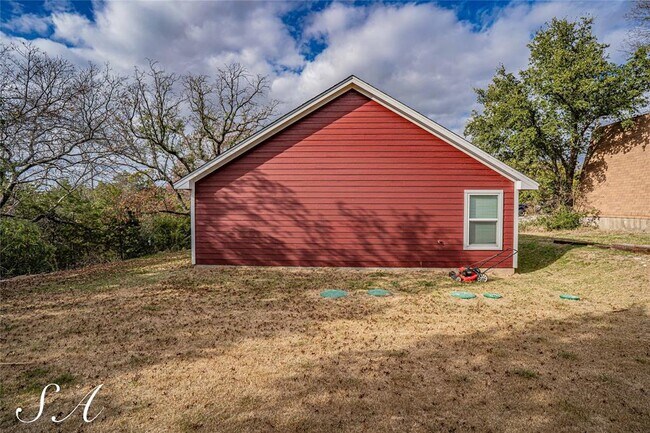 Building Photo - 1823 Hidden Valley Rd