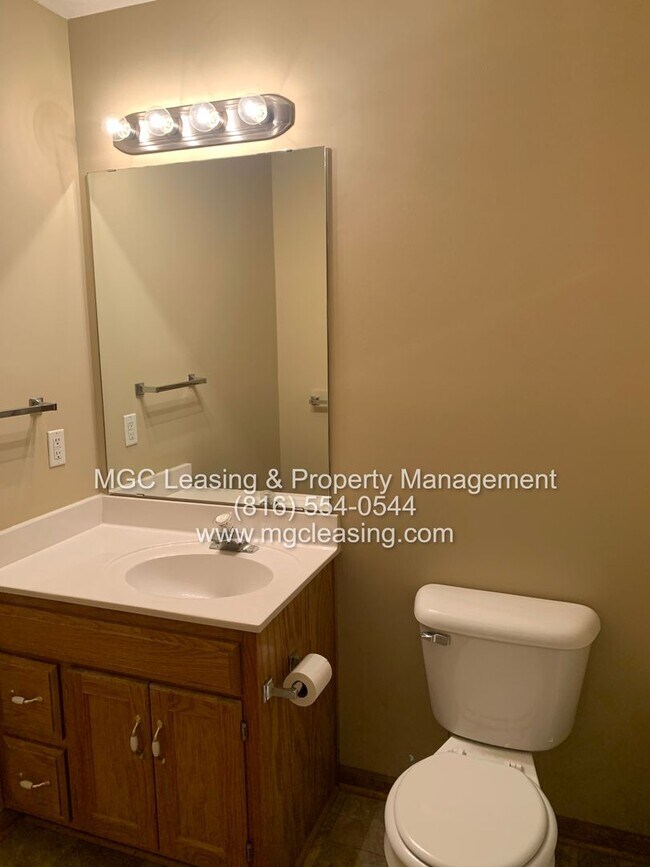 Building Photo - A Bright, Comfortable Split-Level Home in a Convenient Raymore Location - Available April 24