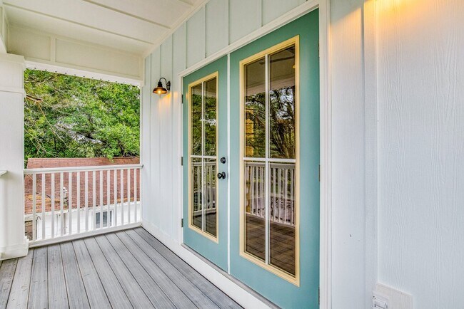 Building Photo - 312 E Blount St