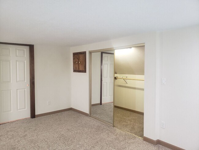 Building Photo - Large Unique House in Milwaukie with Big F...