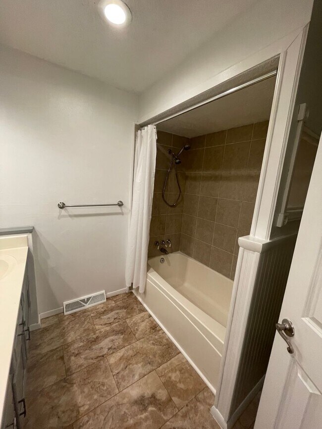 Building Photo - Beautiful 4 bed home
