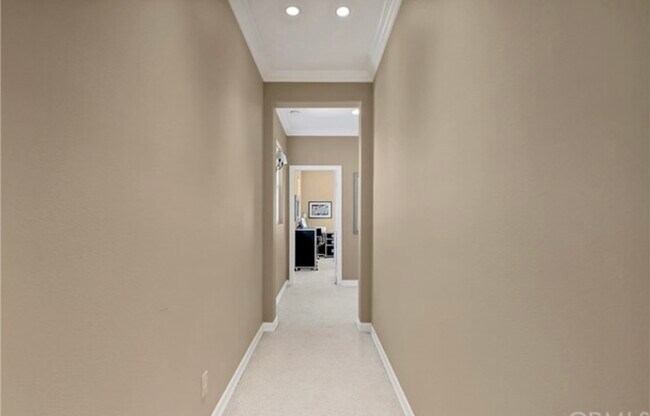 Building Photo - 9 Marisol