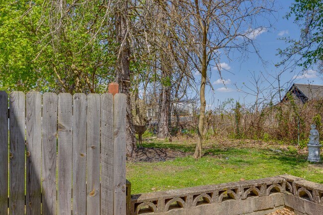 Building Photo - Available MAY 2026 - Beautiful, LARGE 4+ bedroom/2 bath GEM in South Side Slopes!