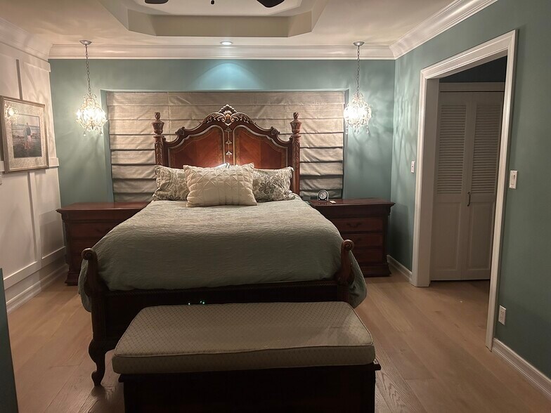 Primary Bedroom with 3 closets and connecting double sink bathroom - 27078 Sunnyridge Rd