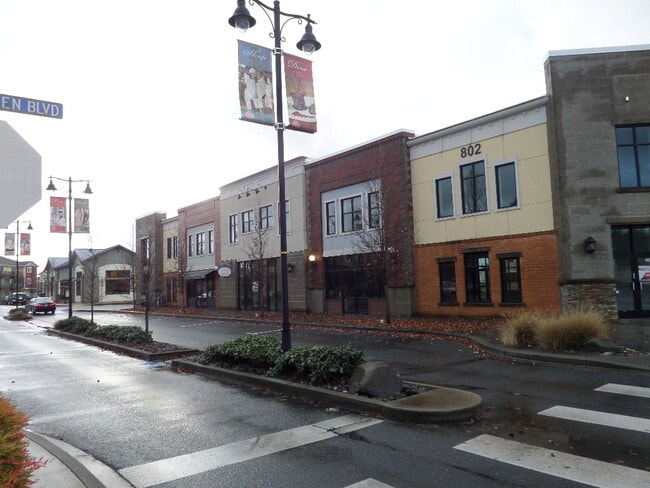 Building Photo - The Oaks Live/Work Townhomes