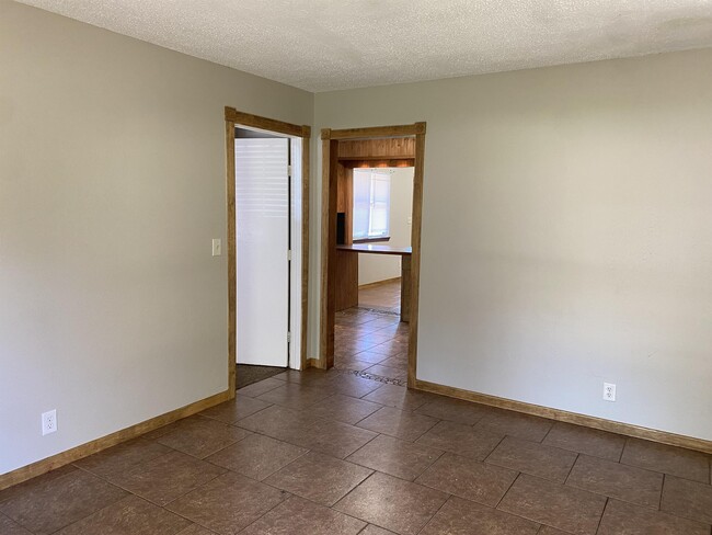 Building Photo - 429 E Hillcrest Ln