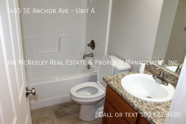 Building Photo - 3 Bed/ 2 Bath Duplex with One Car Garage
