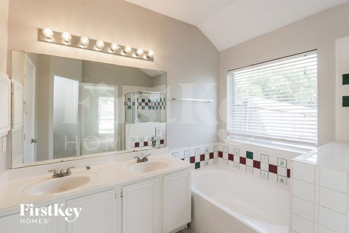 Building Photo - 2500 Crystal Falls Dr