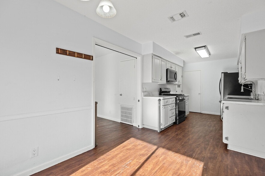 Building Photo - 1611 Somerset Dr