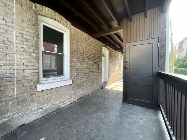 Building Photo - 178 Roosevelt St