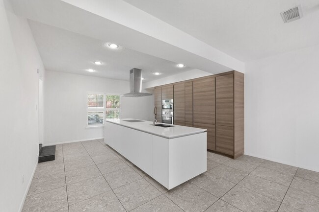 Building Photo - 57 Foxhall Crescent Dr