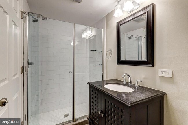 Building Photo - 505 S Lakewood Ave