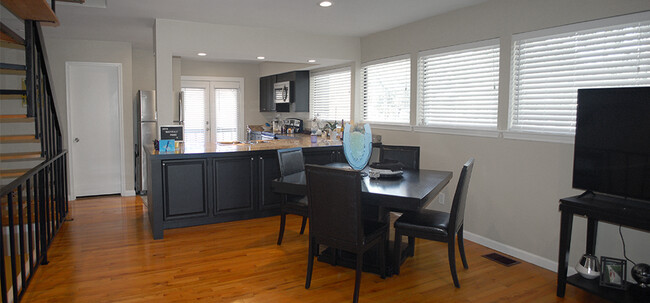 Dining area - 8710 Park Ln