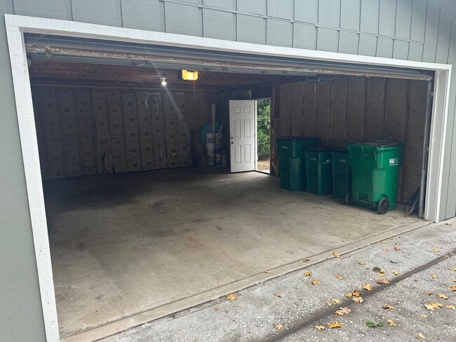 Building Photo - Charming Cascade Shores Retreat 2/1 1,000 ...