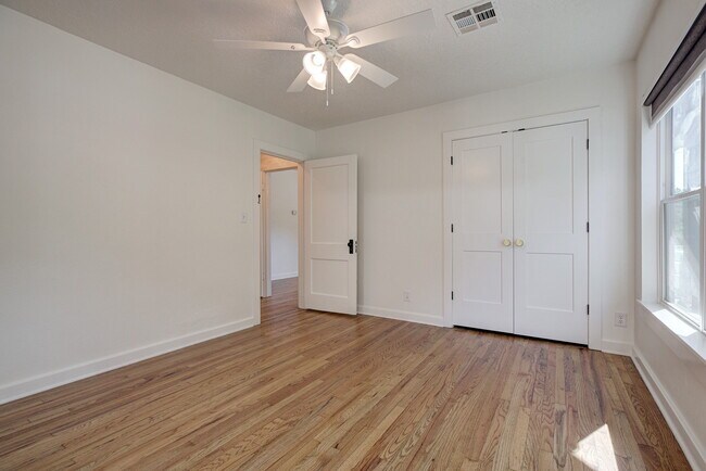 Building Photo - 511 W Comanche St