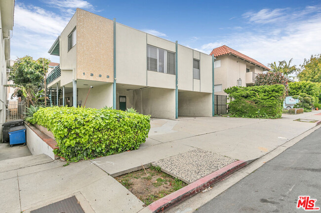 Building Photo - 1333 Barry Ave
