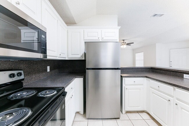 Building Photo - 10104 Englewood Ave