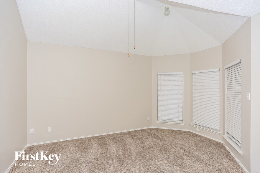 Building Photo - 2136 Mahogany St