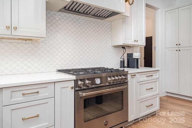 Building Photo - 5552 Holyoke Ln