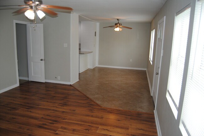 Building Photo - La Marque 6 Unit