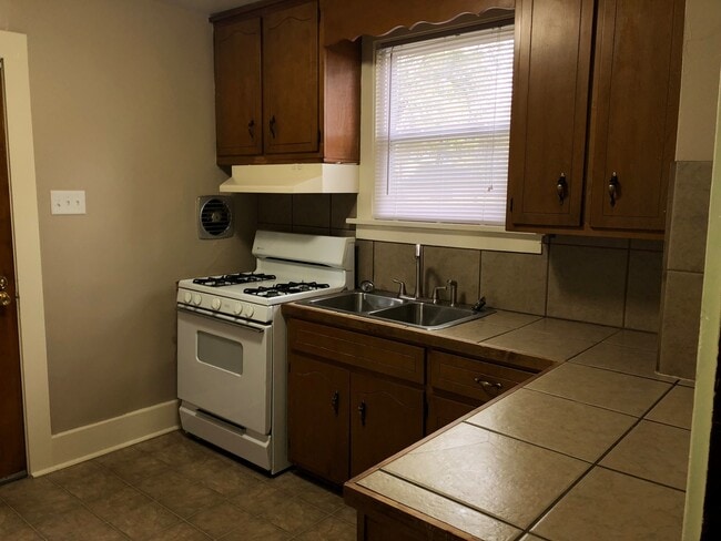 Building Photo - 3406 Robinwood Dr