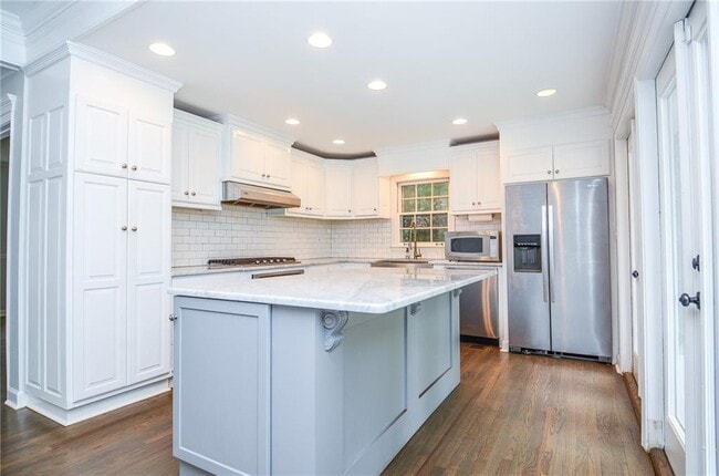 Building Photo - 2079 Street De Ville