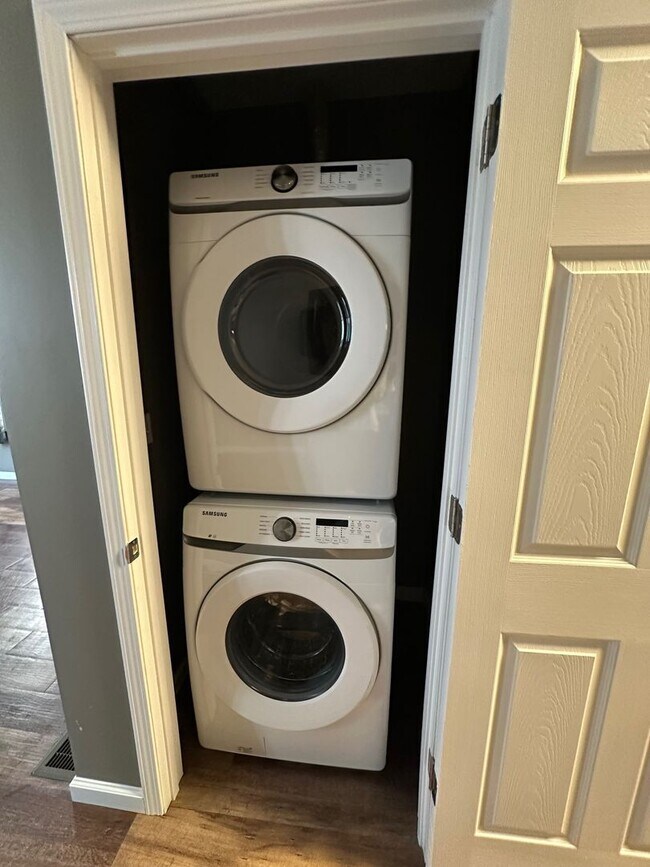 Building Photo - 820 York St