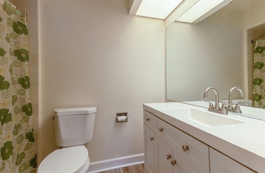 Building Photo - 3004 Roberts Dr
