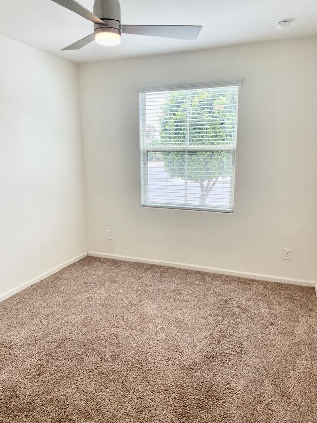 Building Photo - 5 Bedroom/3 Bath Home in Chandler!