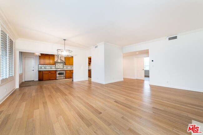 Building Photo - 125 S Elm Dr