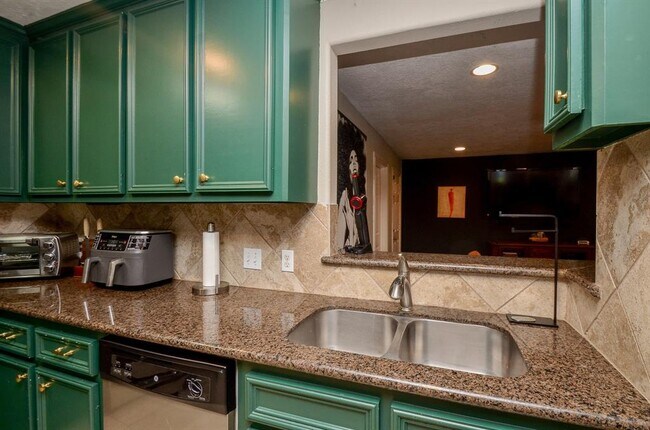 Building Photo - 4315 Fernwood Dr