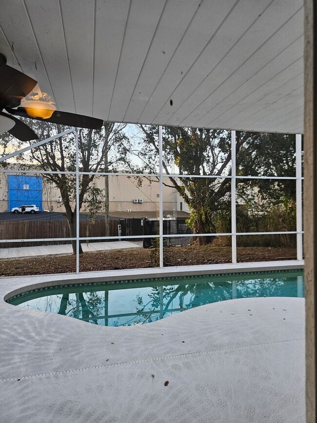 Building Photo - 627 25th Dr E